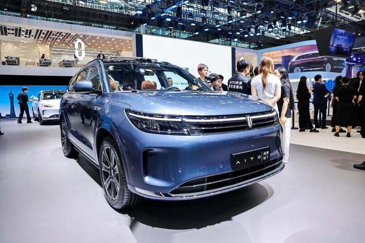 即便没来新车,赛力斯的展台也非常热闹